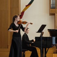 Smuikininkė ir pianistė Mokytojų dienos koncerte