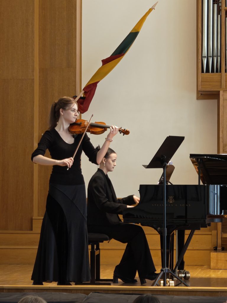 Smuikininkė ir pianistė Mokytojų dienos koncerte